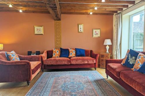 ベバリーにあるHigh Barn 6 bedroomsのリビングルーム(ソファ2台、ラグ付)