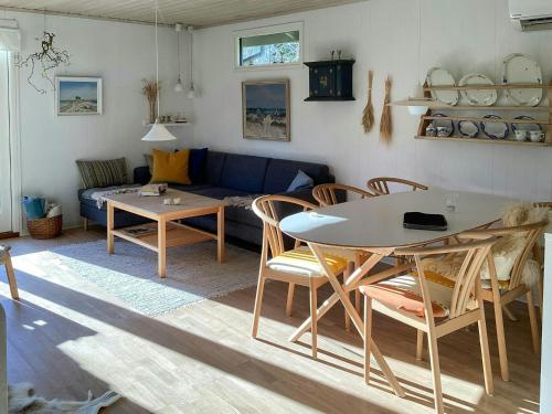 ein Wohnzimmer mit Tisch und Couch in der Unterkunft Family House With Large Garden Near Ebeltoft in Ebeltoft