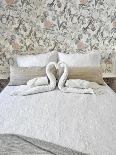 a bed with two swan towels on it at Piso céntrico Corazón de Aridane in Los Llanos de Aridane