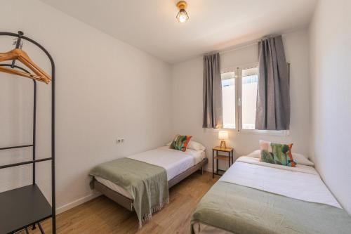 Postel nebo postele na pokoji v ubytování CORNER HOUSE - Family house at Los Lances Beach