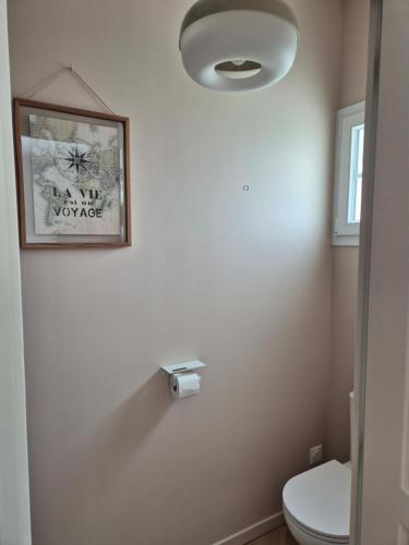 a bathroom with a toilet and a picture on the wall at Casa Tío, L'hacienda de Soubran, classé 4 étoiles in Soubran