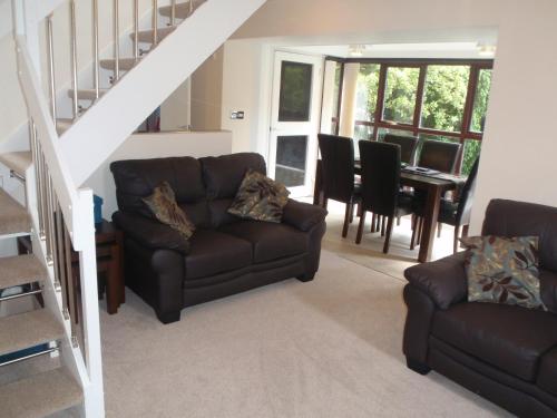 Χώρος καθιστικού στο Holy Waters