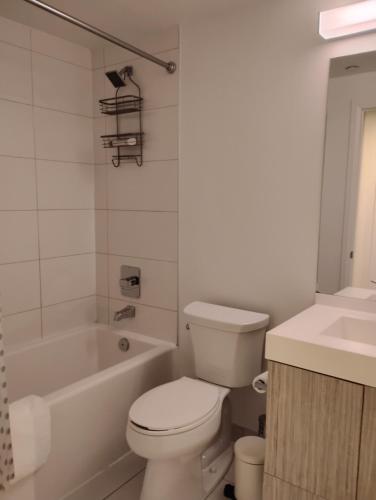 Ένα μπάνιο στο Luxury All-Inclusive One-Bedroom Condo in Downtown