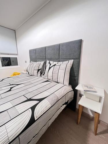 Ένα ή περισσότερα κρεβάτια σε δωμάτιο στο Descanso soleado centro de Conce