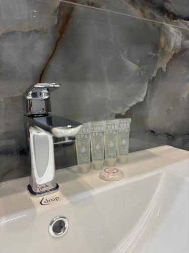 lavabo con dispensador de jabón en Elysion, en Drama