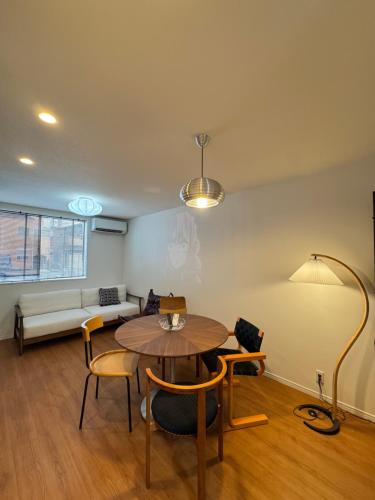 Posezení v ubytování KAKURE Yahiro 3-Chome New 2LDK House,Washer-Dryer & Free Parking,1 Stop to Skytree