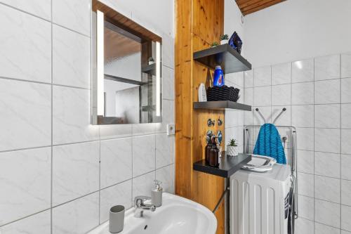 a bathroom with a sink and a mirror and a radiator at Goltan Apartment - Küche - WLAN - Parkplatz in Straubing