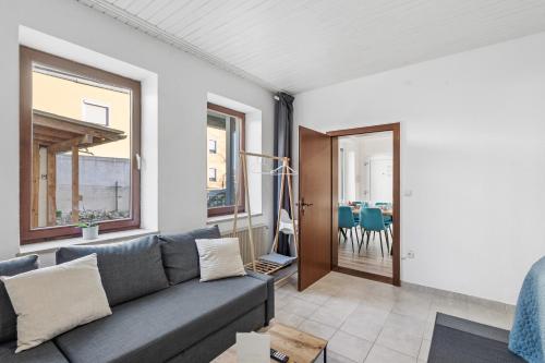 a living room with a couch and a table at Goltan Apartment - Küche - WLAN - Parkplatz in Straubing
