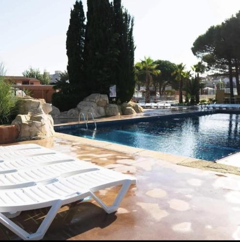 Spacieux Mobilhome Petit coin de paradis Camping MAR ESTANG 4 Étoiles et pied dans la mer