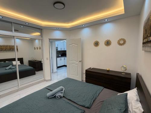 バヤイベにあるNEW - Maravilla Apartment Bayahibeの大きなベッドと鏡のある寝室
