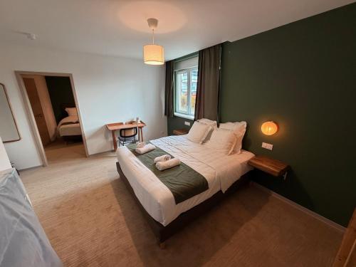 Ένα ή περισσότερα κρεβάτια σε δωμάτιο στο Hotel du Village