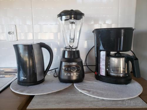 a blender and a coffee maker on a counter at Casa de Madeira Encantadora in Governador Celso Ramos