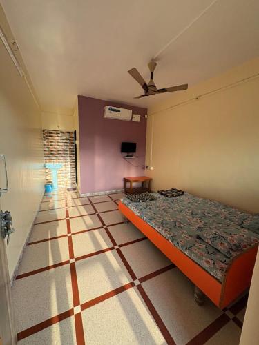 Ένα ή περισσότερα κρεβάτια σε δωμάτιο στο Shree Sadguru Krupa Guest House