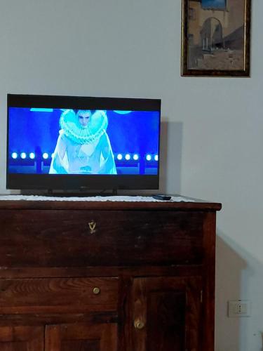 a flat screen tv sitting on top of a dresser at La Dimora di Dida in Seggiano