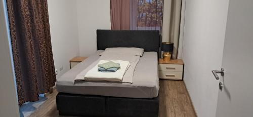 een bed met een zwart hoofdeinde in een kamer bij Apartment Top2,Steyr bei BMW BESTROOMS eU in Steyr