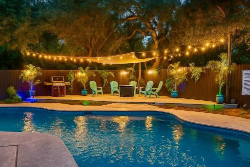 Πισίνα στο ή κοντά στο Cozy RV in Winter Park with Pool Hot tub Private Patio Fire pit