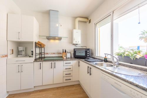 Casa 5-6 pax, patio exterior, 80m Playa Los Lances - Ideal familias y watersports
