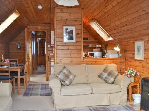 a living room with a couch in a cabin at Wee Ben in Bridge of Tilt