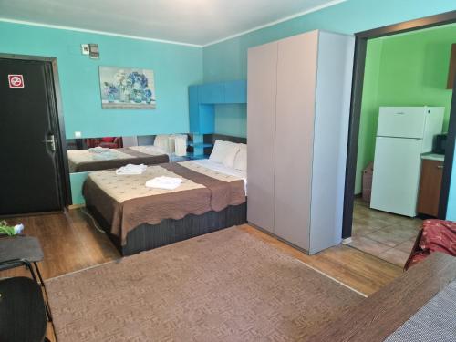 フォクシャニにあるBuget B&Bの小さなベッドルーム(ベッド2台、冷蔵庫付)