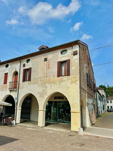 an old building with an archway in a street at Casa Sorgata in Noale