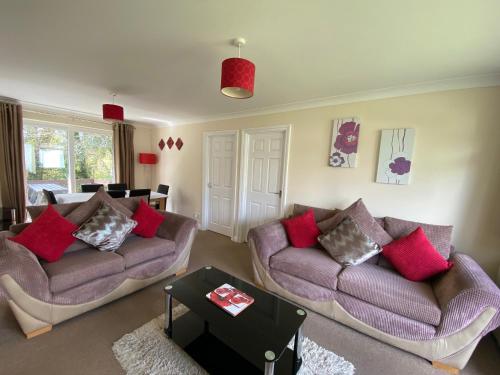 Saint CleerにあるHeligan - B6522のソファ2つとテーブルのあるリビングルーム