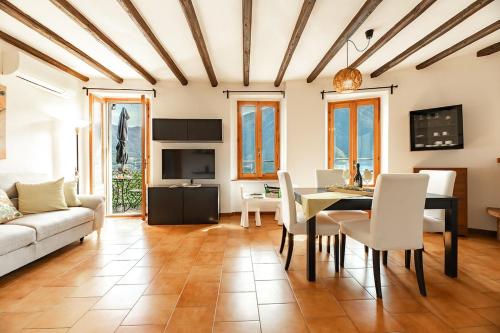 Posezení v ubytování San Mamete Lake View Apartment