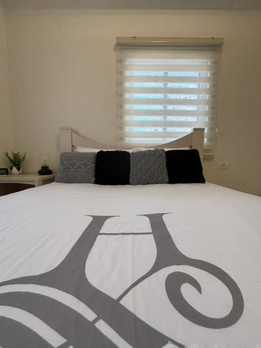 Ένα ή περισσότερα κρεβάτια σε δωμάτιο στο Beachfront Studio, fully equipped