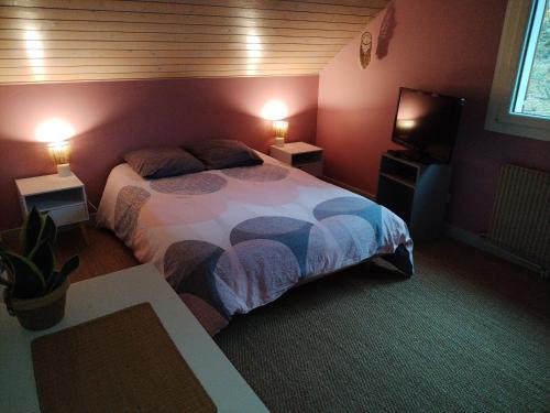 una camera da letto con un letto e due lampade su due tavolini di Chez Laurence a Bellefontaine