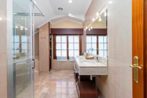 Phòng tắm tại Chalet con Jardín junto a la Playa de Berria