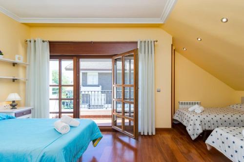 Giường trong phòng chung tại Chalet con Jardín junto a la Playa de Berria