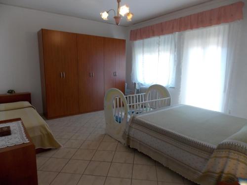 アルバ・アドリアティカにあるAppartamento Magnoliaのベッドルーム(ベッド1台、窓付)