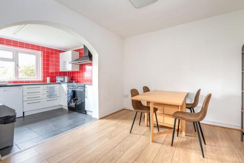 Η κουζίνα ή μικρή κουζίνα στο Serene 5BR - A Cozy Home Away From Home