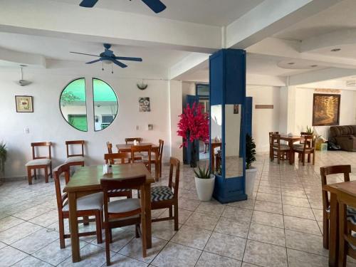 een eetkamer met een tafel en stoelen bij Hotel Sabana in Flores