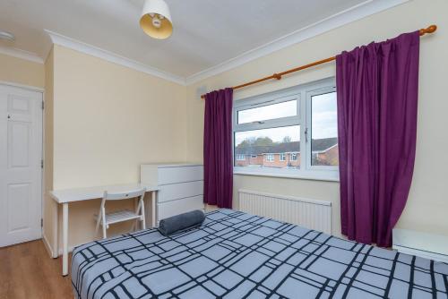 Ένα ή περισσότερα κρεβάτια σε δωμάτιο στο Serene 5BR - A Cozy Home Away From Home