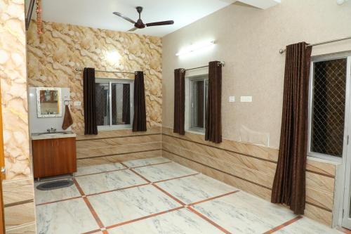 une salle de bain avec un lavabo et un miroir dans l'établissement Eagle farmstay, à Pushkar