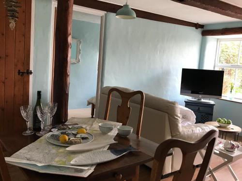 Televiisor ja/või meelelahutuskeskus majutusasutuses Foal Barn Cottages - The Smithy - Spennithorne