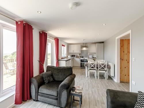 a living room with a couch and a kitchen at Hill Crest Lodge 1 in Hemswell