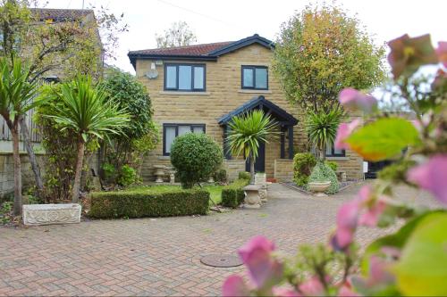 une maison avec une allée en briques devant elle dans l'établissement Home in West Yorkshire with driveway and 3 double bedrooms - sleeps 6!, à Thornhill