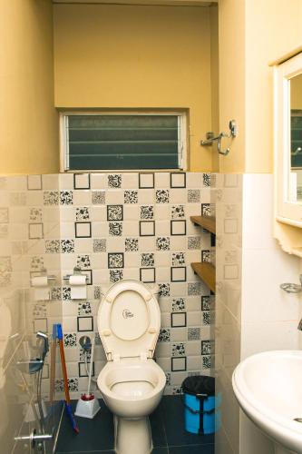 een badkamer met een toilet en een wastafel bij Thabahil Chhen in Kathmandu