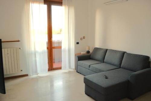 ヴィモドローネにある333apartment near Metro M2 and San Raffaeleのソファとテーブルのあるリビングルーム