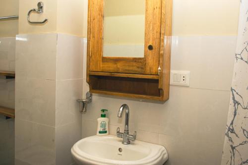 un bagno con lavandino e specchio di Thabahil Chhen a Kathmandu