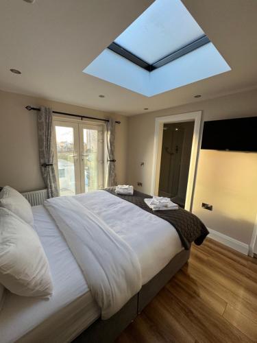 Giường trong phòng chung tại Charlie Óg's Bridge House