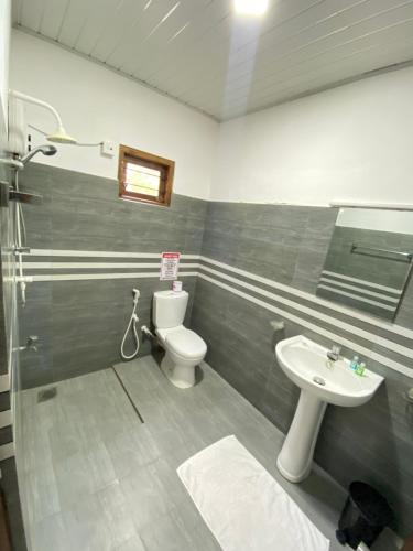 une salle de bains avec toilettes et lavabo dans l'établissement Premium Cottages B&B, à Kurunegala