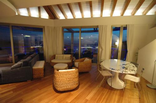 イーゾラ・ロッサにあるStunning Sea View Villaのリビングルーム(テーブル、ソファ付)