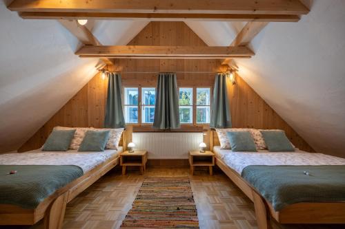 Ένα ή περισσότερα κρεβάτια σε δωμάτιο στο Chalupa Bocza