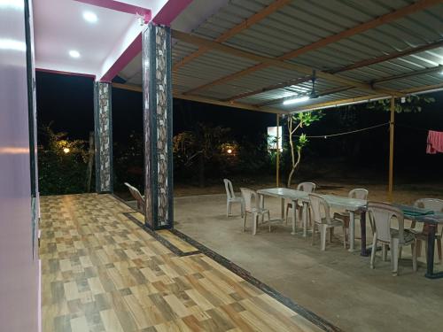 马尔万Sindhu Swarajya的一个带桌椅和灯的有盖庭院