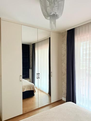 克拉科夫Prywatny apartament przy ulicy Francesco Nullo的带大镜子和床的卧室