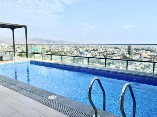 una piscina con vista sulla città di Apartment with a view of San Isidro a Lima