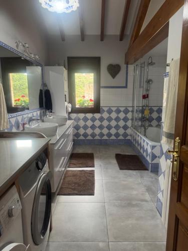 a bathroom with a sink and a shower at Casa de campo La siberia 