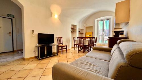 TV a/nebo společenská místnost v ubytování [2 passi dal mare di Alassio] Ampio trilocale